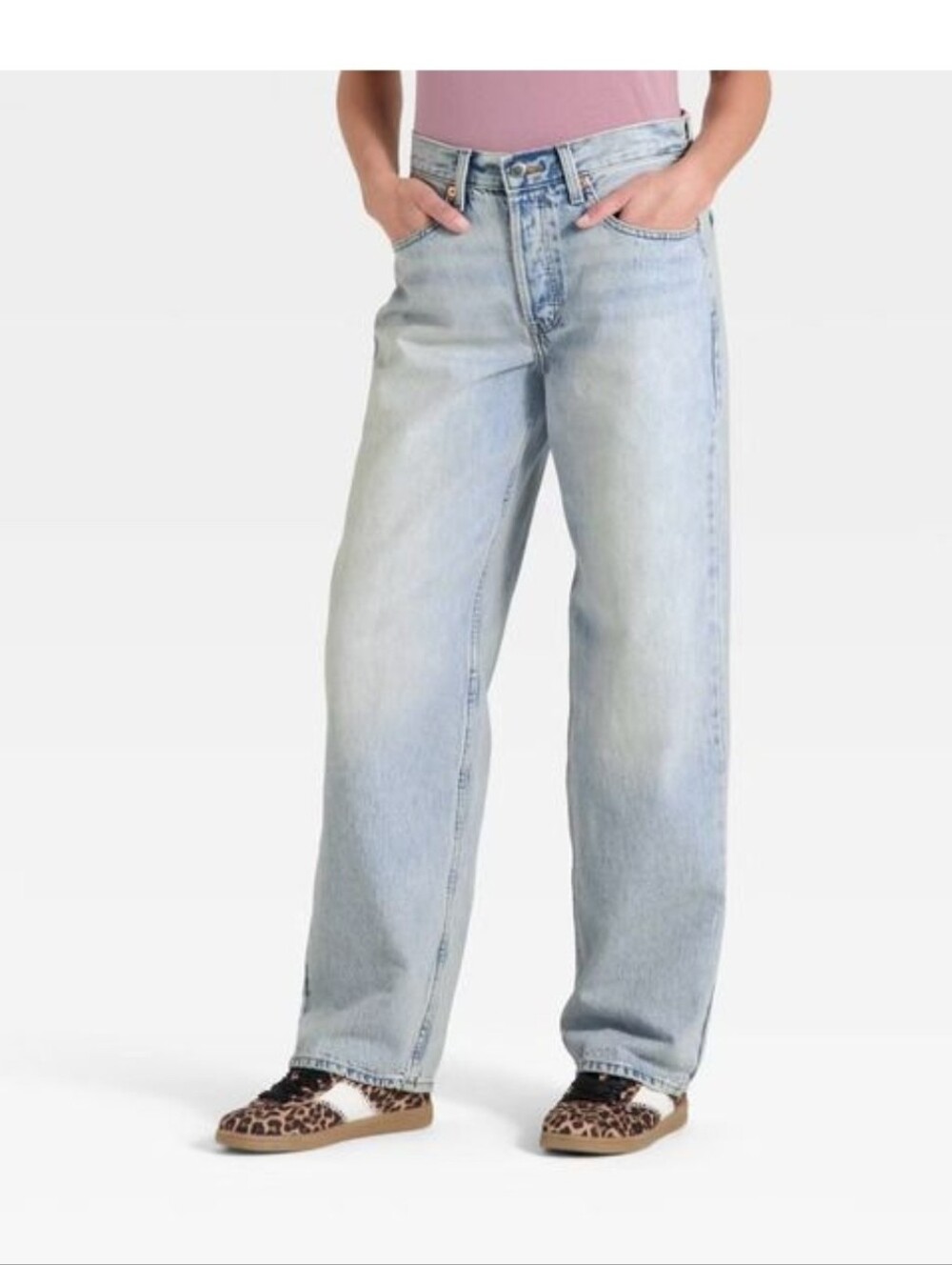 Universal Thread Women's Mid-Rise 90's Baggy Denim Jeans, Size 4 - Light Wash